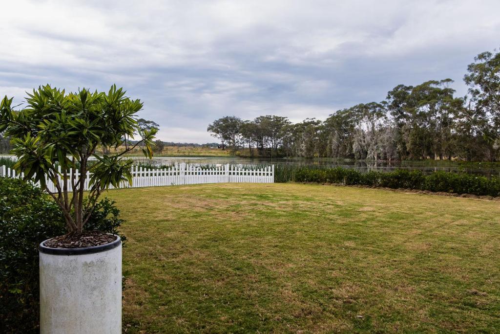 Lake Russell Retreat Emerald Beach Exterior photo